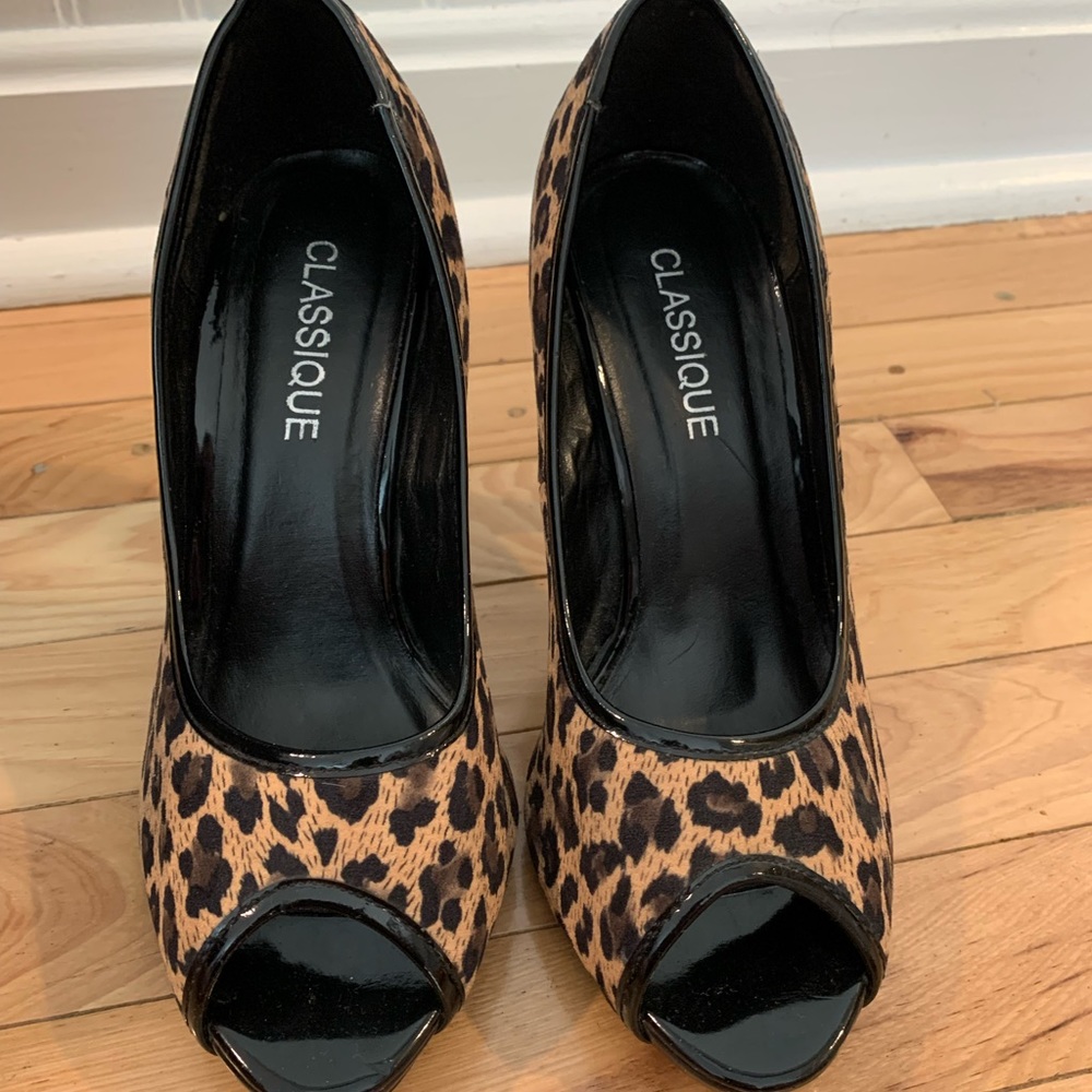 Classique leopard peep toe pumps
